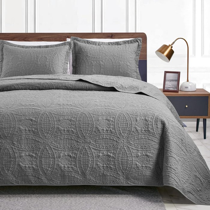 Love's Cabin Grey Queen Bed Quilt Set
