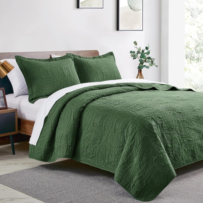 Love's Cabin Olive Green Quilt Set - Lightweight Microfiber Bedspread (image 2)
