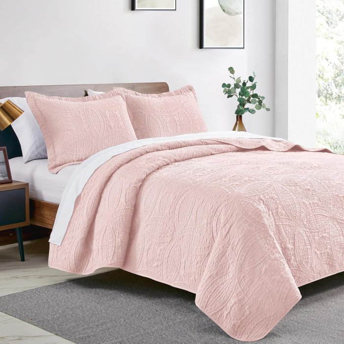 Love's Cabin Pink Queen Bed Quilt Set (image 2)