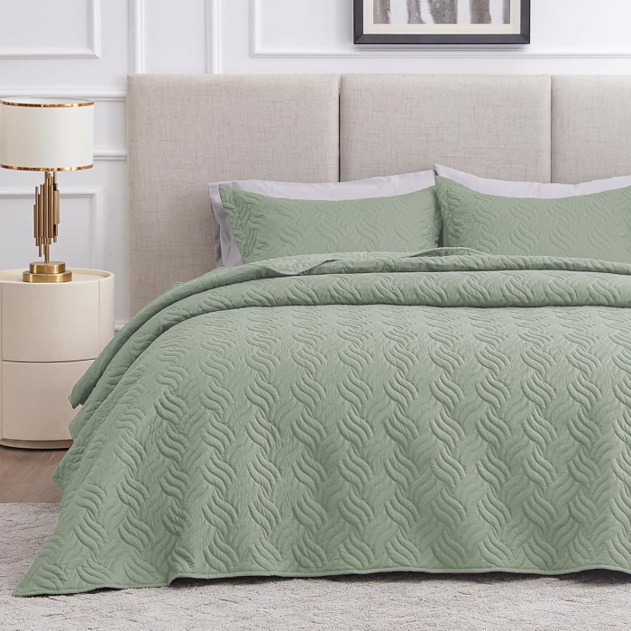 Love's Cabin Sage Quilt Set - Lightweight Microfiber Bedspread