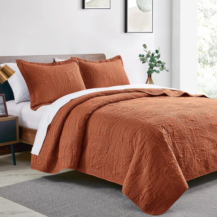Love's Cabin Umber Bedspread Set (image 2)