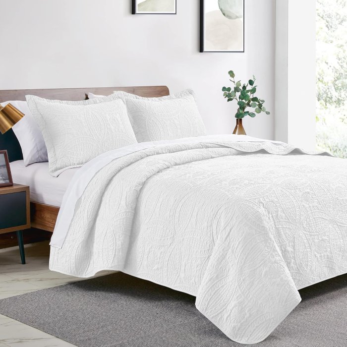 Love's Cabin White Queen Bedspread Set (image 2)