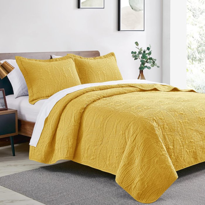 Love's Cabin Yellow Quilt Set - Lightweight Microfiber Bedspread (image 2)